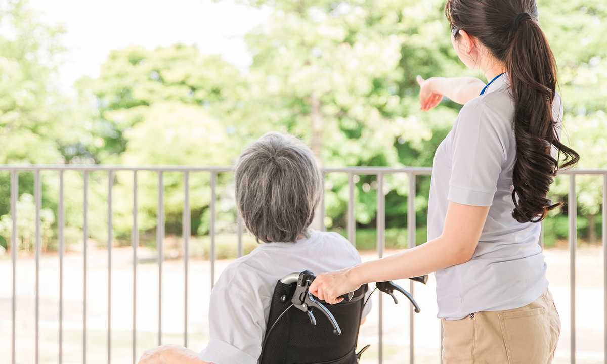 車いすに乗る方とケアする方